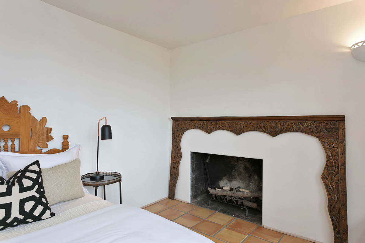 37_bed2_fireplace